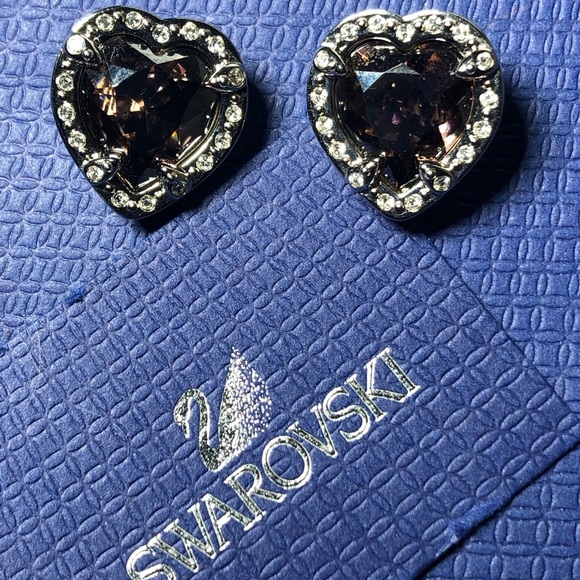 🌺Swarovski  Heart Pierced Earrings - Picture 1 of 5